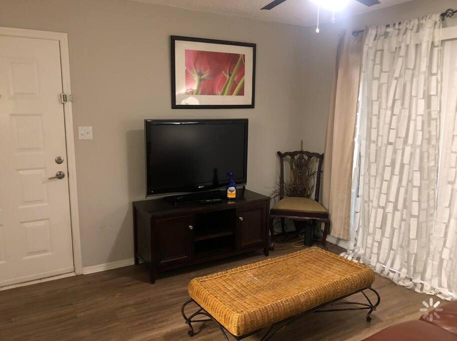 Lovely 1-Bedroom Rental Space With Free Parking Charlotte Eksteriør billede